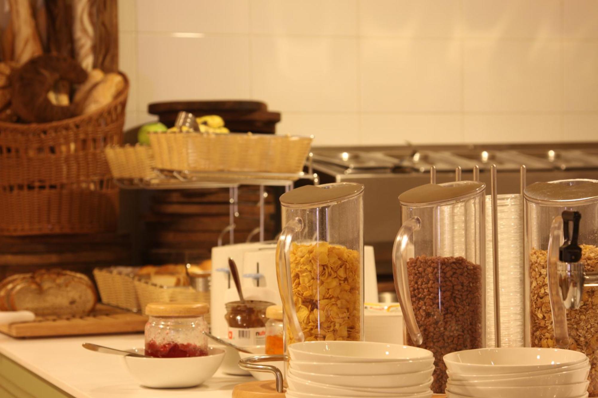 Bloom Hotel - Karol Bagh Delhi  Buitenkant foto